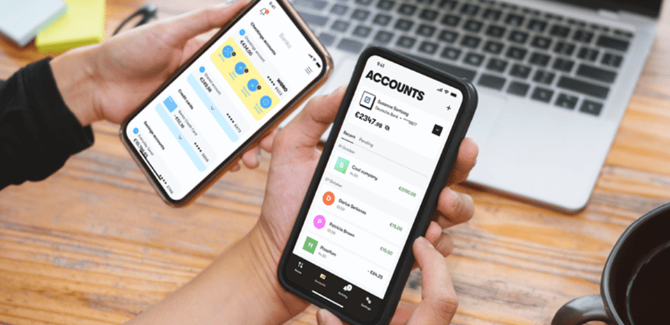 Deux personnes utilisent l’application de paiement Wero sur leur smartphone.