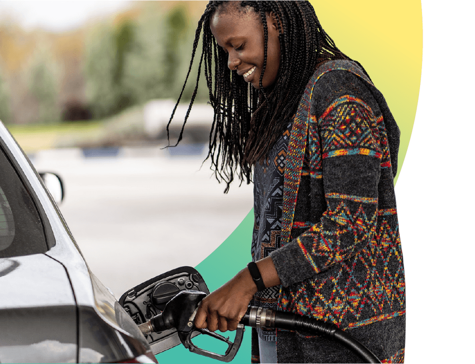img-cut-ring-crop-mint-corn-happy-woman-at-selfservice-petrol-station.png