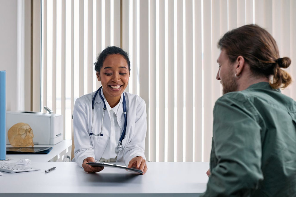 A woman doctor with patient