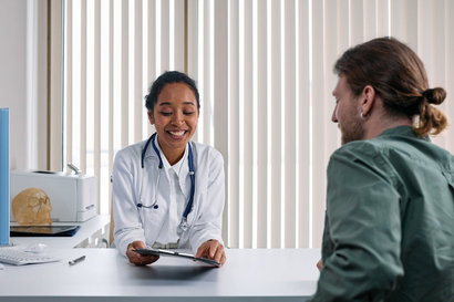 A woman doctor with patient