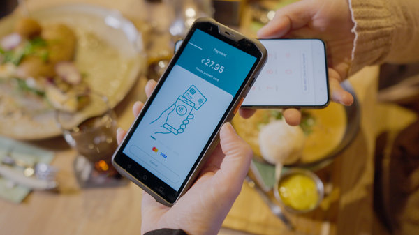 customer paying restaurante with mobile phone