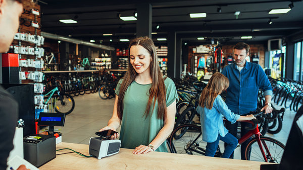 img-full-woman-making-a-payment-in-bicycle-store