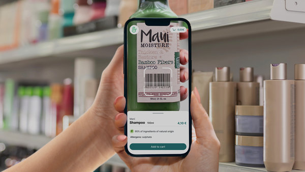 img-int-scan-and-pay-woman-scanning-a-product-at-the-supermarket