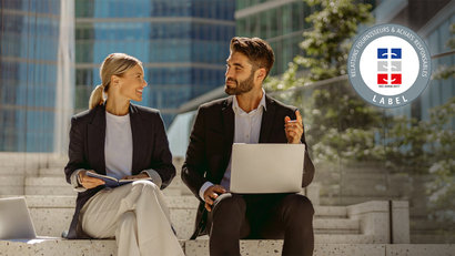two colleagues talking outdoors with a laptop, "Relations Fournisseurs & Achats Responsables" ISO 20400:2017 label badge overlaid in the upper right corner