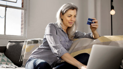 Woman paying with Bancontact