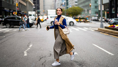 img-full-woman-crossing-a-street-in-Manhattan