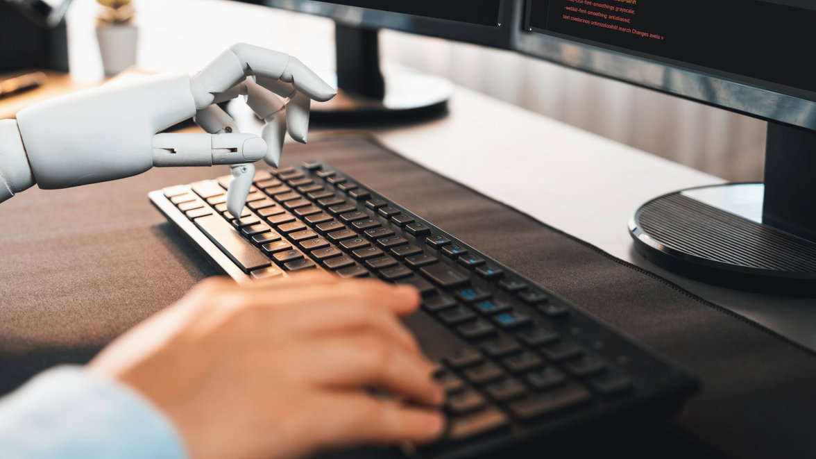 Roboter Hand typing on a keyboard