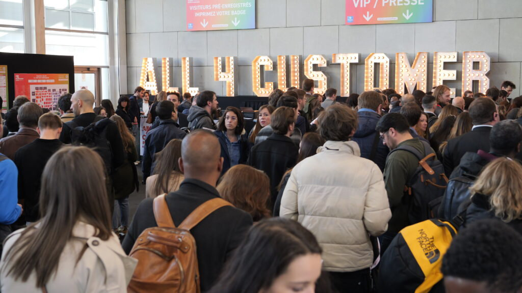 Visiteurs à l’entrée du salon All4Customer Paris dédié à l’expérience client et aux technologies CX