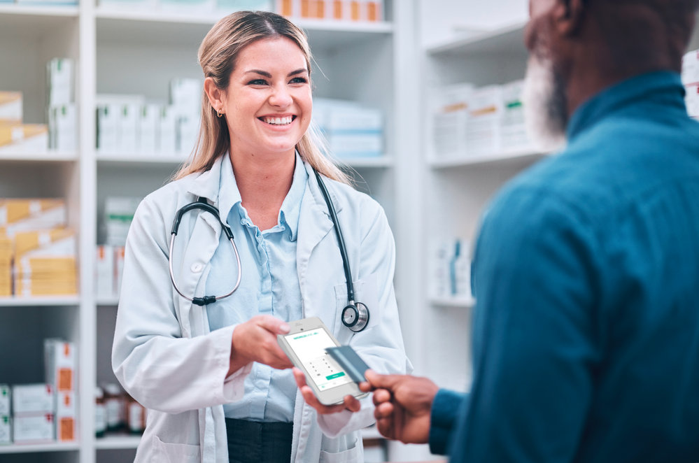 Impiegato di farmacia che gestisce i pagamenti dei clienti