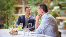 trzech biznesmenów rozmawia przy stole