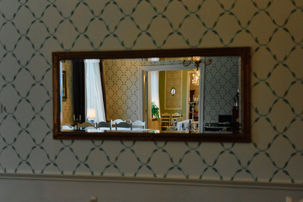 En spegel som hänger på en vägg inne på hotellet