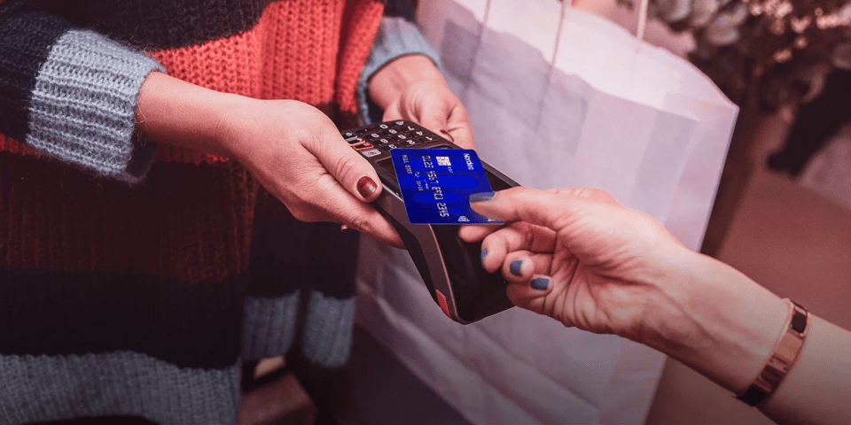 Person betalar med sitt kort mot Worldline kortterminal